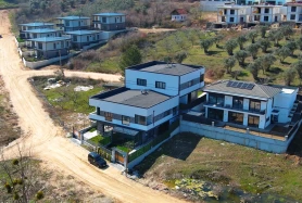GÜMÜŞTEPE'DE DOĞA MANZARALI 4+1 VİLLA