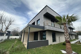 SİLİVRİDE, PLAJA 1 DAKİKA YÜRÜME MESAFESİNDE SATILIK 5+1 VİLLA