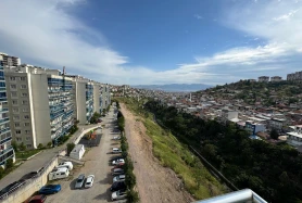 Bayraklı Yamanlar Deniz Manzaralı, 130m² Geniş 3+1 Satılık Daire