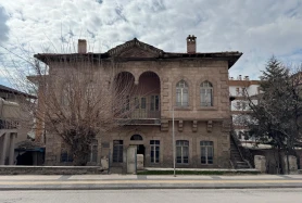 ŞEHRİN MERKEZİN'DE ZAMAN'DA YOLCULUK ! 'SATILIK TARİHİ KONAK'